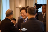 이재명 대통령이 9일 서울 용산 대통령실에서 열린 종교 지도자 초청 오찬 간담회에서 참석한 종교계 지도자들과 인사하고 있다.