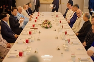 이재명 대통령이 9일 서울 용산 대통령실에서 열린 종교 지도자 초청 오찬 간담회에서 발언하고 있다.