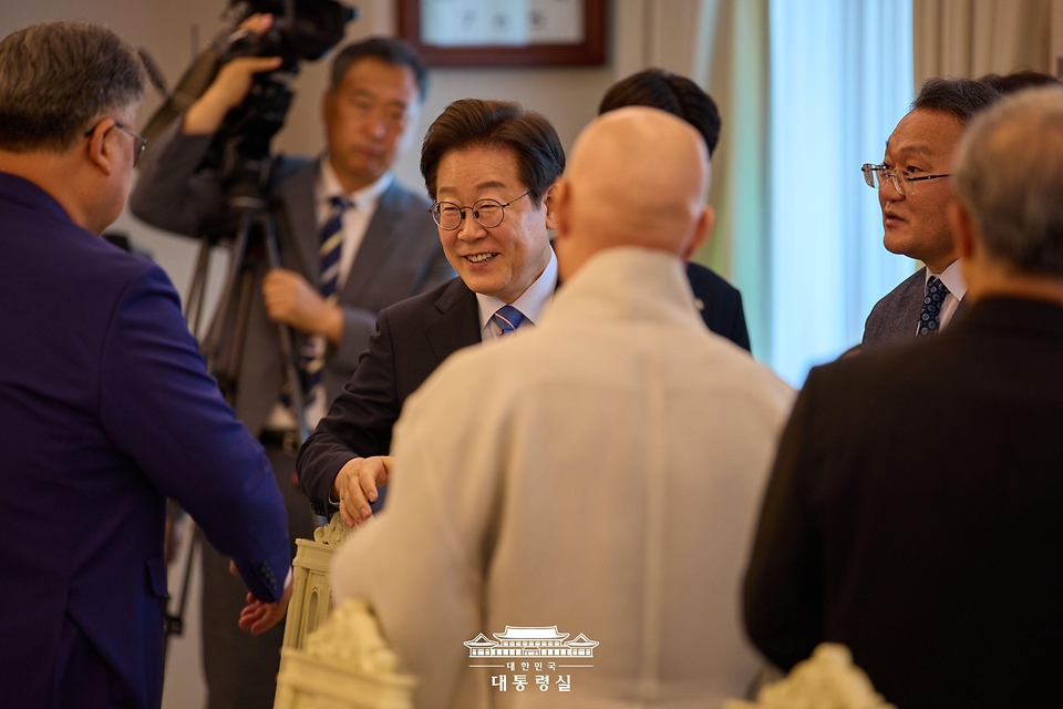 이재명 대통령이 9일 서울 용산 대통령실에서 열린 종교 지도자 초청 오찬 간담회에서 참석한 종교계 지도자들과 인사하고 있다.