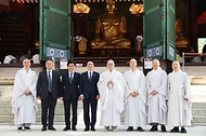김민석 국무총리가 10일 종로구 조계사에서 조계종 총무원장 진우스님을 예방, 인사 및 환담을 나누고 있다.