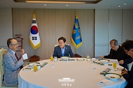 이재명 대통령이 10일 서울 용산 대통령실 청사에서 시민사회 원로인 함세웅 신부, 백낙청 교수와 오찬 간담회를 하고 있다.