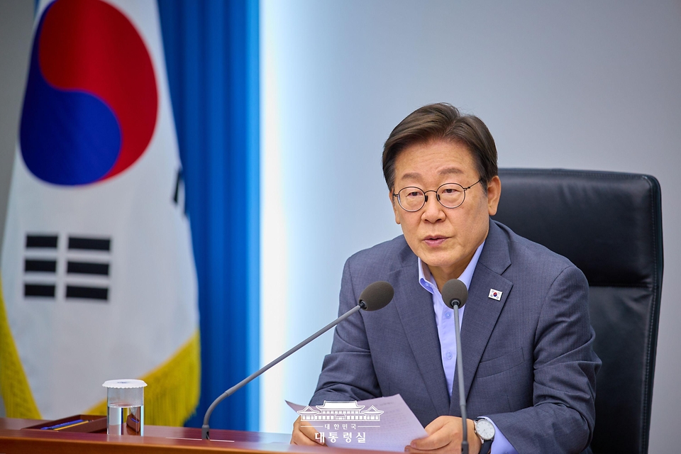 이재명 대통령이 10일 서울 용산 대통령실 청사에서 열린 3차 수석·보좌관 회의에서 발언하고 있다.