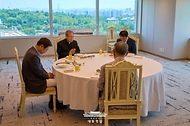 이재명 대통령이 10일 서울 용산 대통령실 청사에서 시민사회 원로인 함세웅 신부, 백낙청 교수와 오찬 간담회를 하고 있다.
