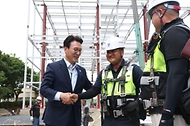 김민석 국무총리가 11일 경북 경주시 APEC 정상회의 관련 장소를 방문, 준비 상황을 점검하고 있다.