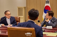 이재명 대통령이 10일 서울 용산 대통령실 청사에서 열린 국가안전보장회의(NSC) 전체회의에 참석해 위성락 국가안보실장과 논의하고 있다.