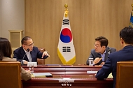 이재명 대통령이 10일 서울 용산 대통령실 청사에서 열린 국가안전보장회의(NSC) 전체회의에 참석해 위성락 국가안보실장과 논의하고 있다.
