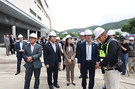 김민석 국무총리가 11일 경북 경주시 APEC 정상회의 관련 장소를 방문, 준비 상황을 점검하고 있다.
