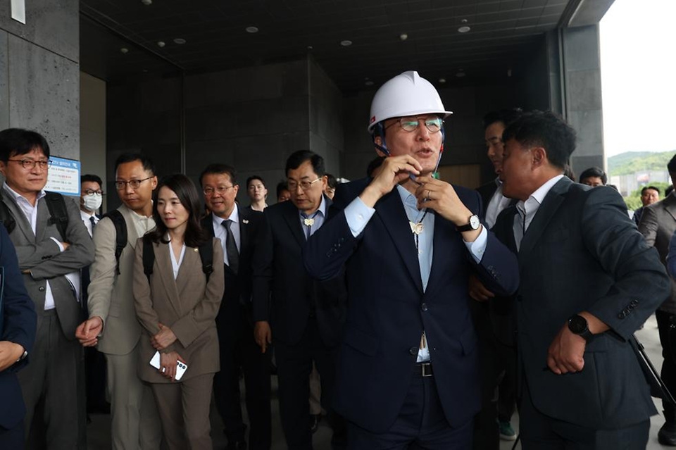 김민석 국무총리가 11일 경북 경주시 APEC 정상회의 관련 장소를 방문, 준비 상황을 점검하고 있다.