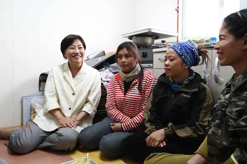 송미령 장관은 7.10(목) 전북 고창군의 공공형 계절근로 현장을 방문해 외국인 근로자의 농작업 안전관리 현황을 점검하고, 농촌 주민들이 이용하는 무더위 쉼터(면 마을회관)도 방문하였습니다. 이어서 상추재배 농가를 방문해 농작물 생육상황 등을 점검하였습니다.