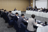 김민석 국무총리가 11일 경북 경주시 화백컨벤션센터(HICO)에서 APEC 정상회의 준비 상황을 보고 받고 있다.