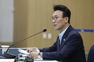 김민석 국무총리가 11일 경북 경주시 화백컨벤션센터(HICO)에서 APEC 정상회의 준비 상황을 보고 받고 있다.