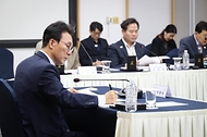 김민석 국무총리가 11일 경북 경주시 화백컨벤션센터(HICO)에서 APEC 정상회의 준비 상황을 보고 받고 있다.
