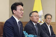 김민석 국무총리가 10일 경기 수원시 천주교수원교구청에서 한국천주교주교회의 의장인 이용훈 주교를 예방, 꽃다발을 들고 기념 촬영하고 있다.