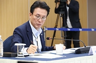 김민석 국무총리가 11일 경북 경주시 화백컨벤션센터(HICO)에서 APEC 정상회의 준비 상황을 보고 받고 있다.