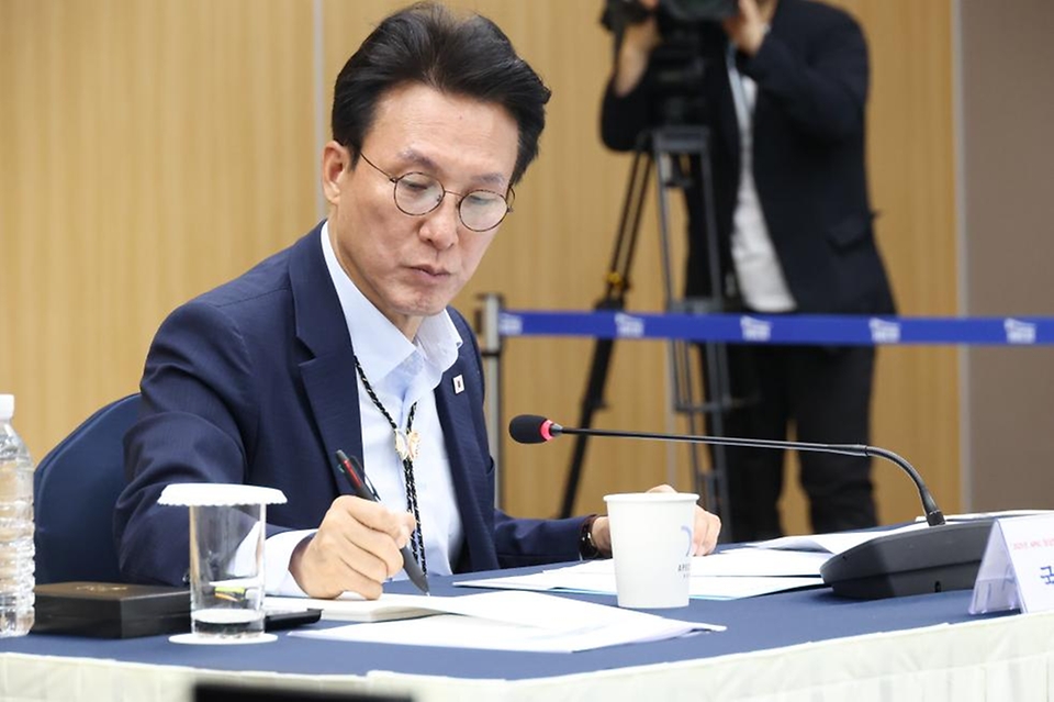 김민석 국무총리가 11일 경북 경주시 화백컨벤션센터(HICO)에서 APEC 정상회의 준비 상황을 보고 받고 있다.