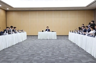 김민석 국무총리가 11일 경북 경주시 화백컨벤션센터(HICO)에서 APEC 정상회의 준비 상황을 보고 받고 있다.