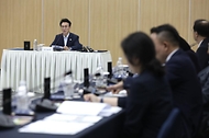 김민석 국무총리가 11일 경북 경주시 화백컨벤션센터(HICO)에서 APEC 정상회의 준비 상황을 보고 받고 있다.
