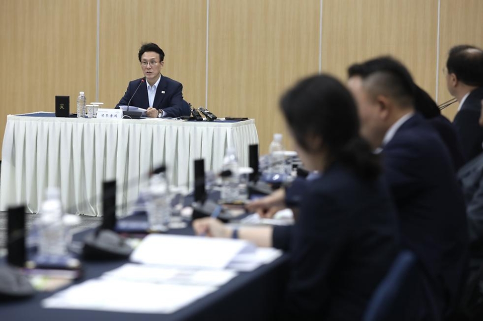 김민석 국무총리가 11일 경북 경주시 화백컨벤션센터(HICO)에서 APEC 정상회의 준비 상황을 보고 받고 있다.