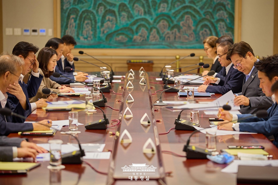 이재명 대통령이 10일 서울 용산 대통령실 청사에서 열린 국가안전보장회의(NSC) 전체회의를 주재하고 있다.