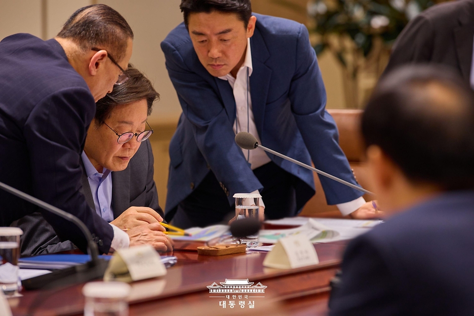 이재명 대통령이 10일 서울 용산 대통령실 청사에서 열린 국가안전보장회의(NSC) 전체회의에 참석해 위성락 국가안보실장, 강훈식 대통령비서실장과 논의하고 있다.