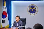 이재명 대통령이 10일 서울 용산 대통령실 청사에서 열린 3차 수석·보좌관 회의에서 발언하고 있다.