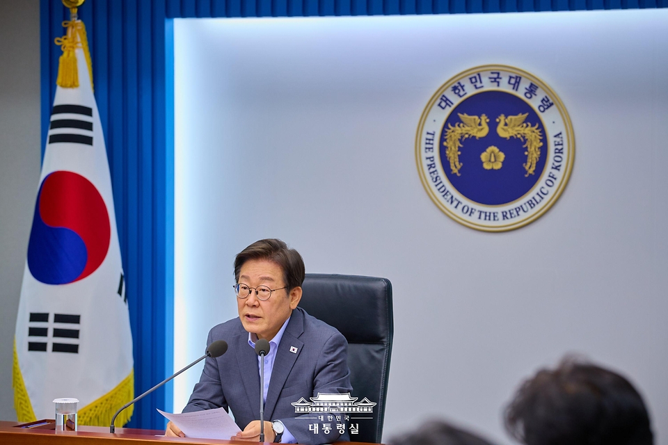 이재명 대통령이 10일 서울 용산 대통령실 청사에서 열린 3차 수석·보좌관 회의에서 발언하고 있다.