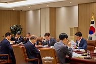 이재명 대통령이 10일 서울 용산 대통령실 청사에서 열린 국가안전보장회의(NSC) 전체회의를 주재하고 있다.