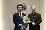 김민석 국무총리가 10일 경기 수원시 천주교수원교구청에서 한국천주교주교회의 의장인 이용훈 주교를 예방, 꽃다발을 들고 기념 촬영하고 있다.