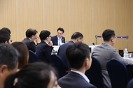 김민석 국무총리가 11일 경북 경주시 화백컨벤션센터(HICO)에서 APEC 정상회의 준비 상황을 보고 받고 있다.