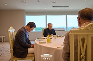 이재명 대통령이 10일 서울 용산 대통령실 청사에서 시민사회 원로인 함세웅 신부, 백낙청 교수와 오찬 간담회를 하고 있다.