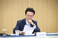 김민석 국무총리가 11일 경북 경주시 화백컨벤션센터(HICO)에서 APEC 정상회의 준비 상황을 보고 받고 있다.