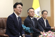 김민석 국무총리가 10일 경기 수원시 천주교수원교구청에서 한국천주교주교회의 의장인 이용훈 주교를 예방, 꽃다발을 들고 기념 촬영하고 있다.