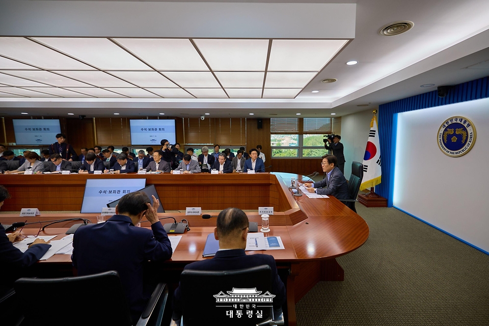 이재명 대통령이 10일 서울 용산 대통령실 청사에서 열린 3차 수석·보좌관 회의에서 발언하고 있다.