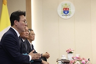김민석 국무총리가 10일 경기 수원시 천주교수원교구청에서 한국천주교주교회의 의장인 이용훈 주교를 예방, 꽃다발을 들고 기념 촬영하고 있다.