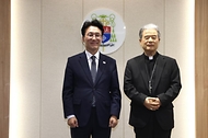 김민석 국무총리가 10일 경기 수원시 천주교수원교구청에서 한국천주교주교회의 의장인 이용훈 주교를 예방, 꽃다발을 들고 기념 촬영하고 있다.