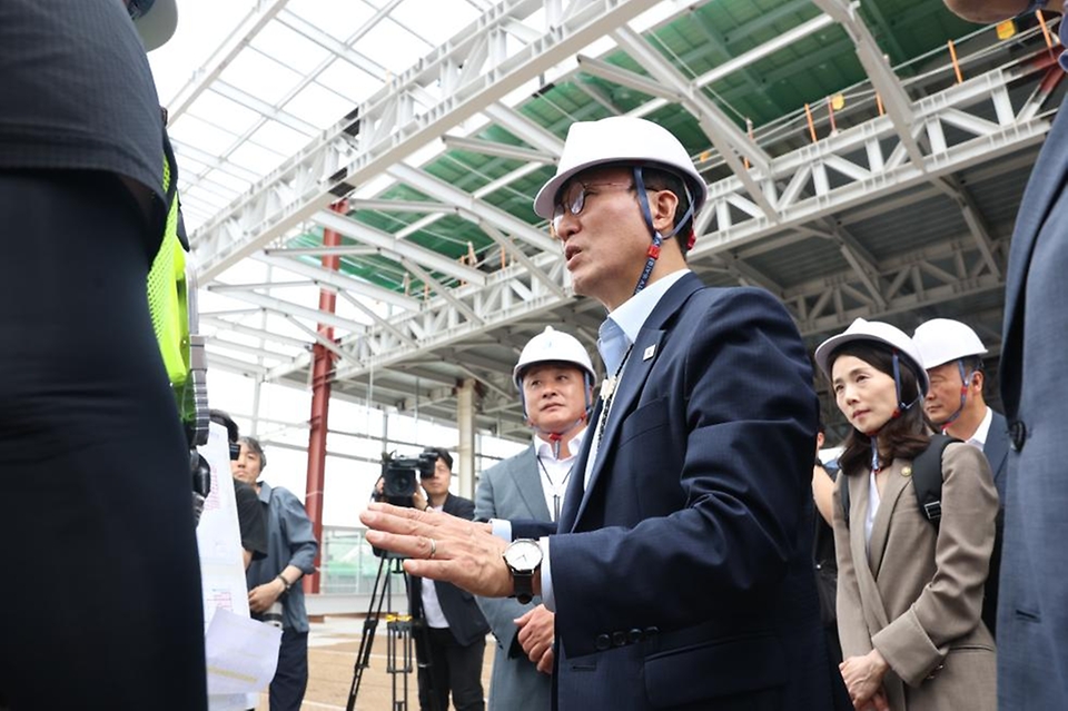 김민석 국무총리가 11일 경북 경주시 APEC 정상회의 관련 장소를 방문, 준비 상황을 점검하고 있다.