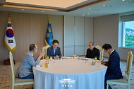 이재명 대통령이 10일 서울 용산 대통령실 청사에서 시민사회 원로인 함세웅 신부, 백낙청 교수와 오찬 간담회를 하고 있다.