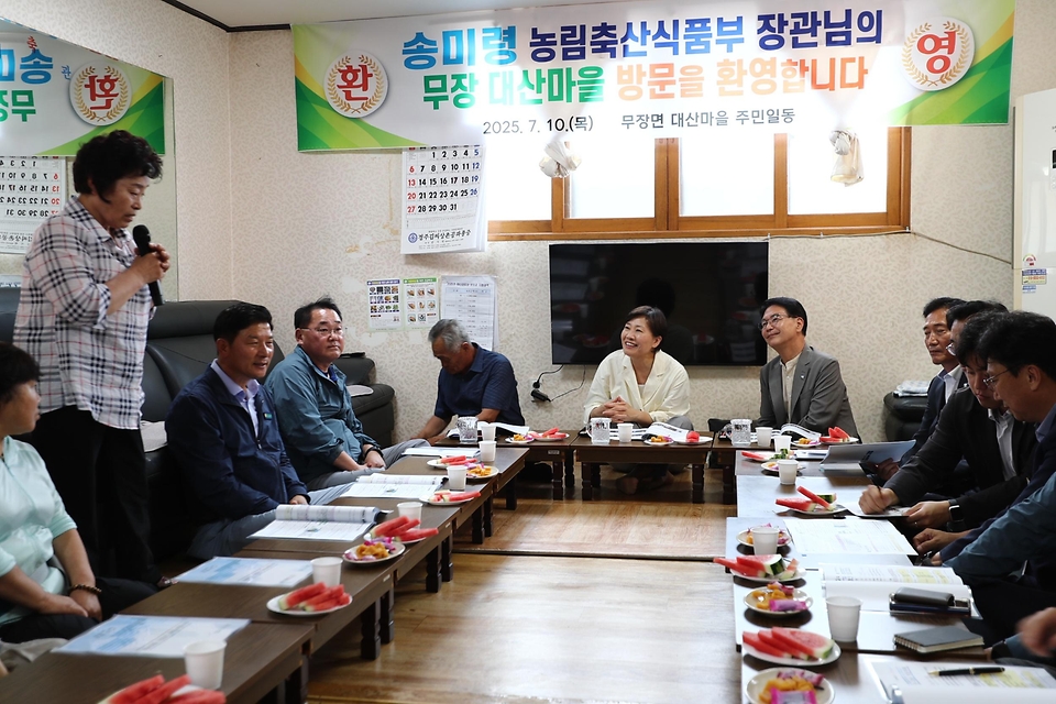 송미령 장관은 7.10(목) 전북 고창군의 공공형 계절근로 현장을 방문해 외국인 근로자의 농작업 안전관리 현황을 점검하고, 농촌 주민들이 이용하는 무더위 쉼터(면 마을회관)도 방문하였습니다. 이어서 상추재배 농가를 방문해 농작물 생육상황 등을 점검하였습니다.