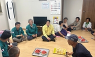 오병권 행안부 자연재난실장이 12일 충북 충주시 수룡경로당을 찾아 폭염피해 현황 청취하고, 무더위쉼터 관리실태 점검 및 냉방 운영체계 등 현장점검을 하고 있다.