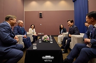 이재명 대통령이 13일 서울 강남구 코엑스에서 열린 2025 세계정치학회(IPSA) 서울총회 개막식에 참석하며 세계정치학회장 파블로 오냐테 스페인 발렌시아대 교수, 세계정치학회 서울총회 조직위원장인 김의영 서울대 교수 등과 사전 환담을 하고 있다.