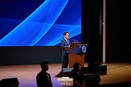 이재명 대통령이 13일 서울 강남구 코엑스에서 열린 2025 세계정치학회(IPSA) 서울총회 개막식에서 연설하고 있다.