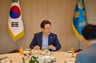 이재명 대통령이 11일 서울 용산 대통령실 청사에서 정규재 전 한국경제신문 주필, 조갑제 '조갑제닷컴' 대표와 오찬 자리를 갖고 있다.
