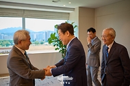 이재명 대통령이 11일 서울 용산 대통령실 청사에서 언론인 오찬에 앞서 정규재 전 한국경제신문 주필과 인사하고 있다. 
