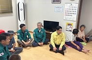 오병권 행안부 자연재난실장이 12일 충북 충주시 수룡경로당을 찾아 폭염피해 현황 청취하고, 무더위쉼터 관리실태 점검 및 냉방 운영체계 등 현장점검을 하고 있다.
