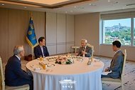 이재명 대통령이 11일 서울 용산 대통령실 청사에서 정규재 전 한국경제신문 주필, 조갑제 '조갑제닷컴' 대표와 오찬 자리를 갖고 있다.