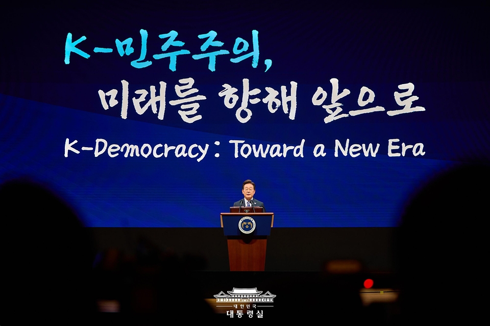 이재명 대통령이 13일 서울 강남구 코엑스에서 열린 2025 세계정치학회(IPSA) 서울총회 개막식에서 연설하고 있다.