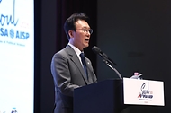 김민석 국무총리가 14일 강남 삼성동 코엑스에서 세계정치학회와 김대중재단 공동 주최로 열린 제1회 김대중상 시상식에 참석, 축사 및 기념촬영을 하고 있다.
