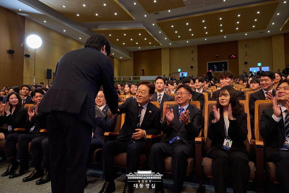 이재명 대통령이 14일 충북 진천 국가공무원인재개발원에서 70기 5급 신임관리자과정 교육생들을 대상으로 '국민주권시대, 공직자의 길'을 주제로 특강을 마친 뒤 한 교육생의 요청으로 저서에 서명을 해준 뒤 인사하고 있다.
