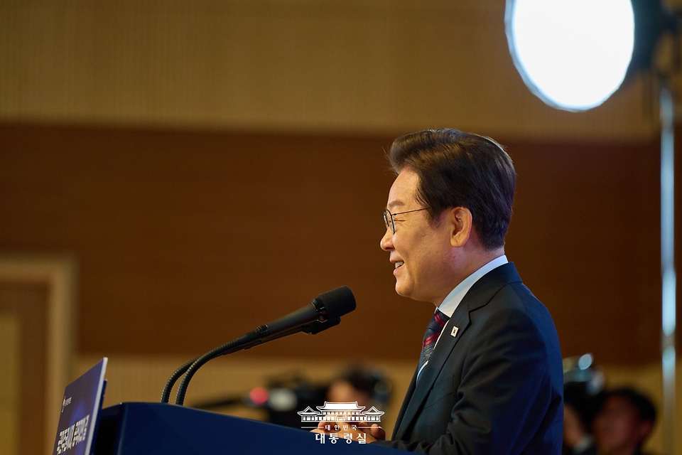 이재명 대통령이 14일 충북 진천군 국가공무원인재개발원 진천캠퍼스에서 열린 5급 공채 합격자 대상 신임관리자특강에서 강연하고 있다.