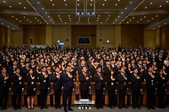 이재명 대통령이 14일 충북 진천 국가공무원인재개발원에서 70기 5급 신임관리자과정 교육생들에게 특강을 하기 앞서 국기에 경례하고 있다. 